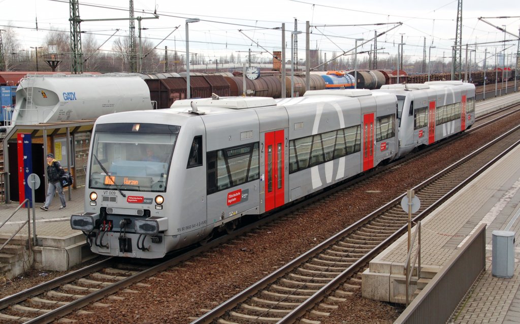 VT 009 und ein weiterer RS1 der MRB verlassen am 12.02.11 in Engelsdorf Richtung Wurzen.
