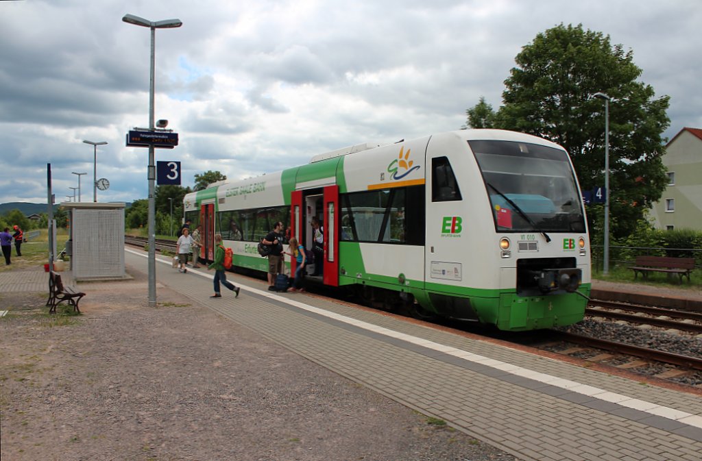 VT 010 von der Erfurter Bahn als EB 37588 Saalfeld(Saale) - Erfurt Hbf beim Halt in Bad Blankenburg (Thringerw). 24.06.2013