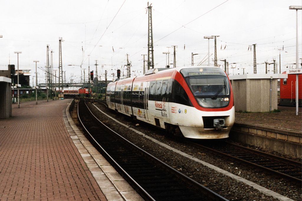 VT 01.103, VT 01.303 (Dortmund Mrkische Eisenbahn GmbH) mit DME 81409 Volmetahlbahn Ldenscheid-Dortmund auf Dortmund Hauptbahnhof am 14-7-2001. Bild und scan: Date Jan de Vries.