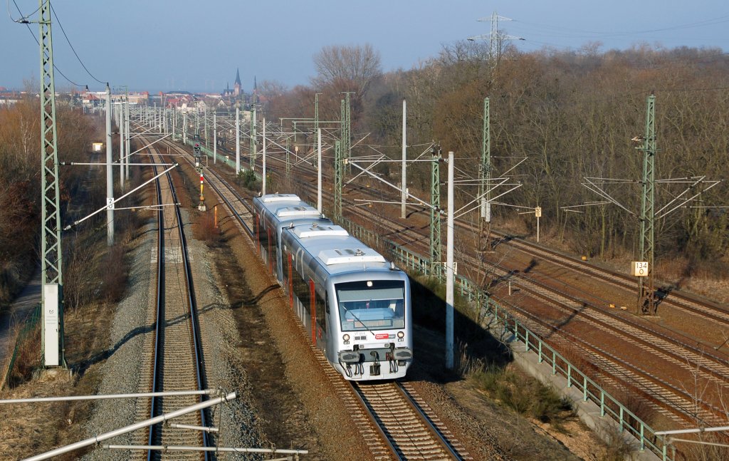VT 014 und ein weiterer RS1 der MRB durchfahren am 01.03.11 Holzweiig Richtung Leipzig.