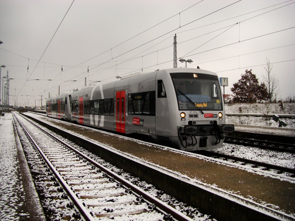 VT 015/004 der Mitteldeutschen Regiobahn am verlassenen wirkenden Bahnhof Eilenburg/Ost, wartet auf das Abfahrtsignal nach Leipzig/Hauptbahnhof, diese Strecke wird seit kurzem vom oben genannten Unternehmen bedient,13.12.2009