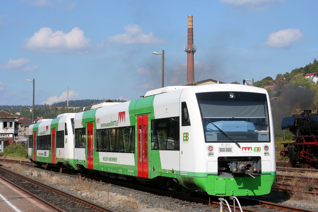 VT 017 am 03.09.2011 im Bahnhof Meiningen. Rechts l�uft gerade 23 042 ins Bild!