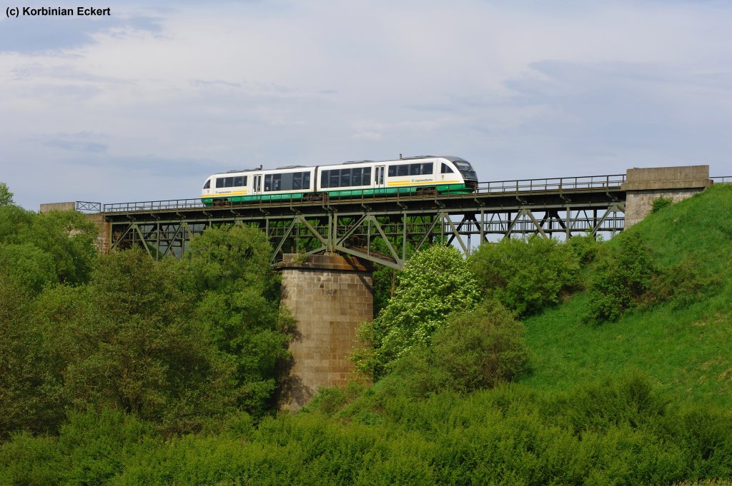 VT 02A ( Landkreis Tirschenreuth ) mit VBG 20881 von Marktredwitz nach Eger zwischen Marktredwitz und Arzberg, 21.05.2011