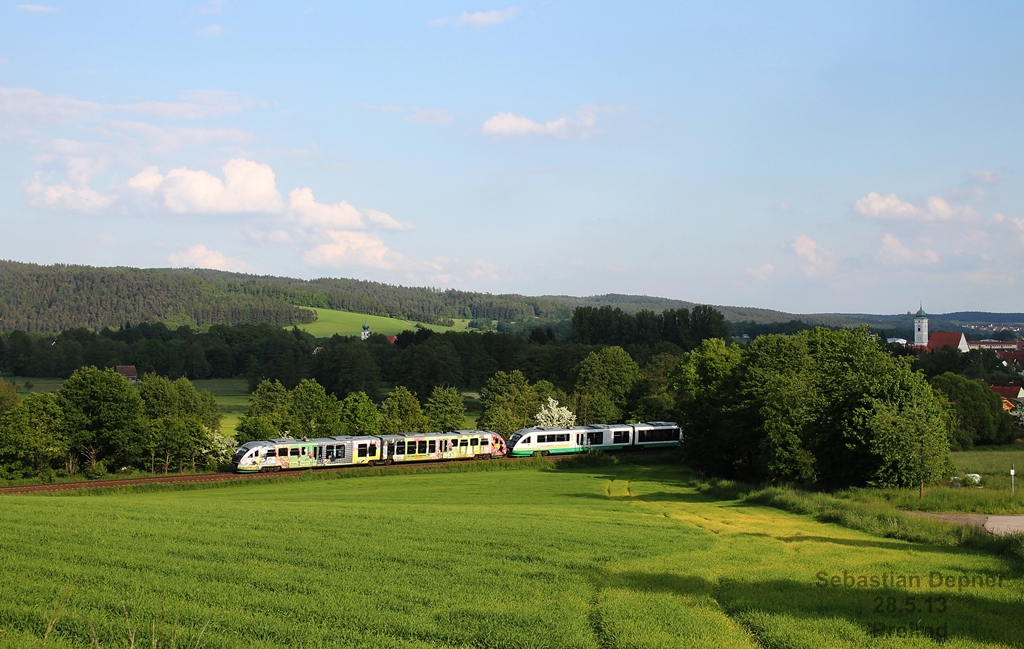 VT 04 und ein Anderer am 28.5.13 bei Preimd nach Marktredwitz