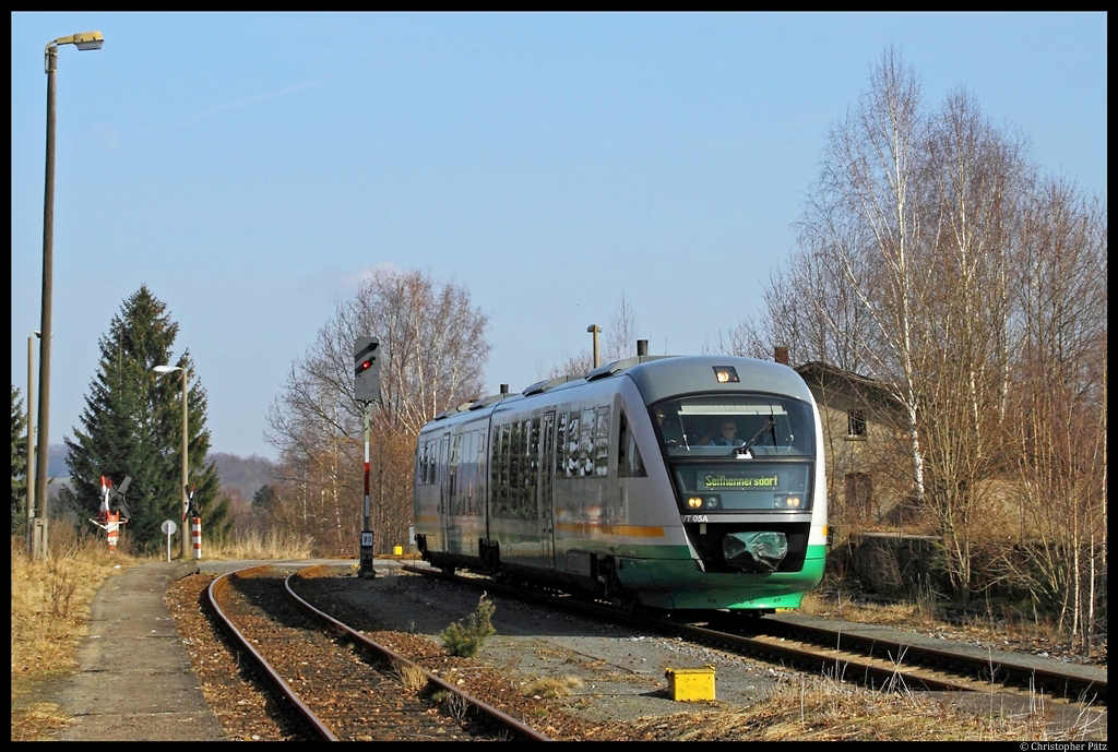 VT 05 der Vogtlandbahn erreicht am 3.3.2012 den Bahnhof Groschnau. Hier ist noch ein EZMG-Stellwerk im Einsatz, allerdings werden keine Signale russischer Bauform verwendet sondern Hl-Signale. Von den normalen Hl-Signalen unterscheiden sich diese durch das fehlende Ersatzrot, wie man gut am Ausfahrsignal B3 erkennen kann.