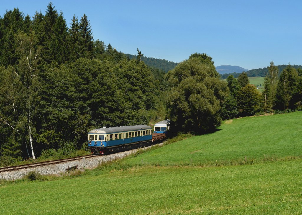 VT 07 + VS 28 der Wanderbahn von Viechtach nach Gotteszell am 19.08.2012 unterwegs bei Osterbrnnl.