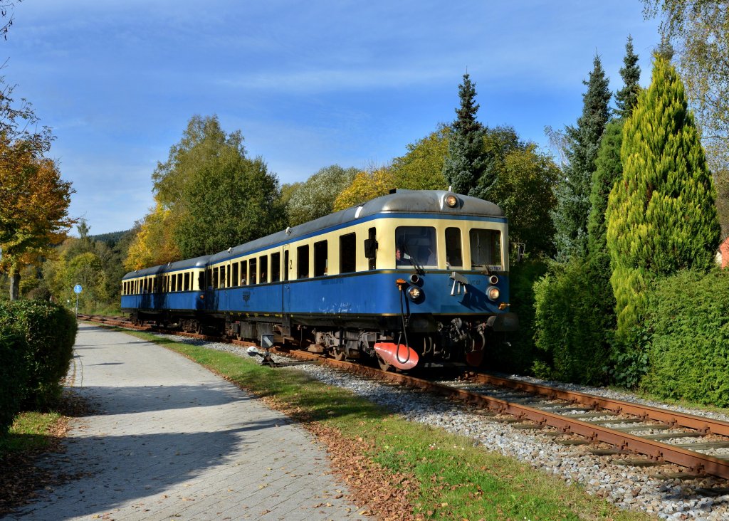 VT 07 + VS 28 der Wanderbahn von Viechtach nach Gotteszell am 21.10.2012 unterwegs bei Teisnach.