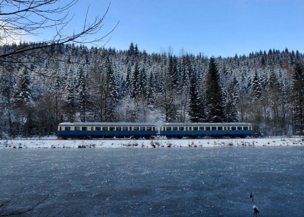 VT 07 + VS 28 von der Wanderbahn bei einer Sonderfahrt von Viechtach nach Gotteszell am 09.12.2012 unterwegs bei Asbach.