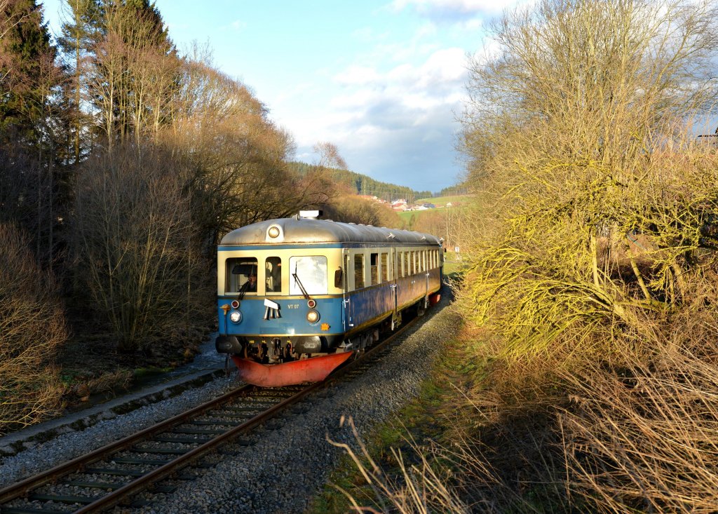 VT 07 + VS 28 von der Wanderbahn bei einer Sonderfahrt von Viechtach nach Gotteszell am 30.12.2012 bei Ruhmannsfelden.