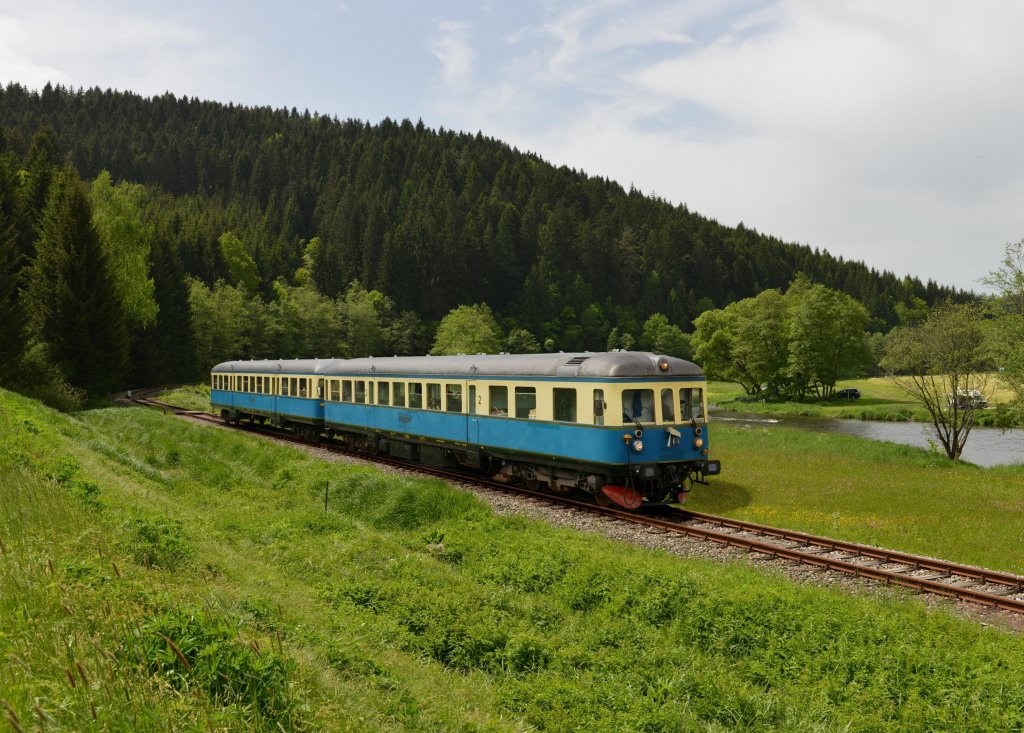 VT 07 + VS 28 bei einer Sonderfahrt von Viechtach nach Gotteszell am 19.05.2013 bei Gstadt.