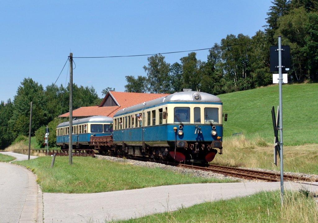 VT 07 + VS 28 bei einer Sonderfahrt auf der Wanderbahn am 15.07.2007 bei Gotteszell.