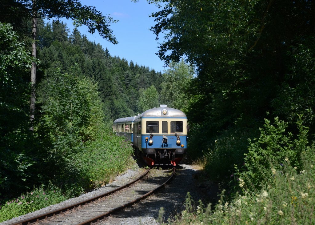 VT 07 + VS 28 bei einer Sonderfahrt auf der Wanderbahn am 21.07.2013 bei Osterbrnnl.