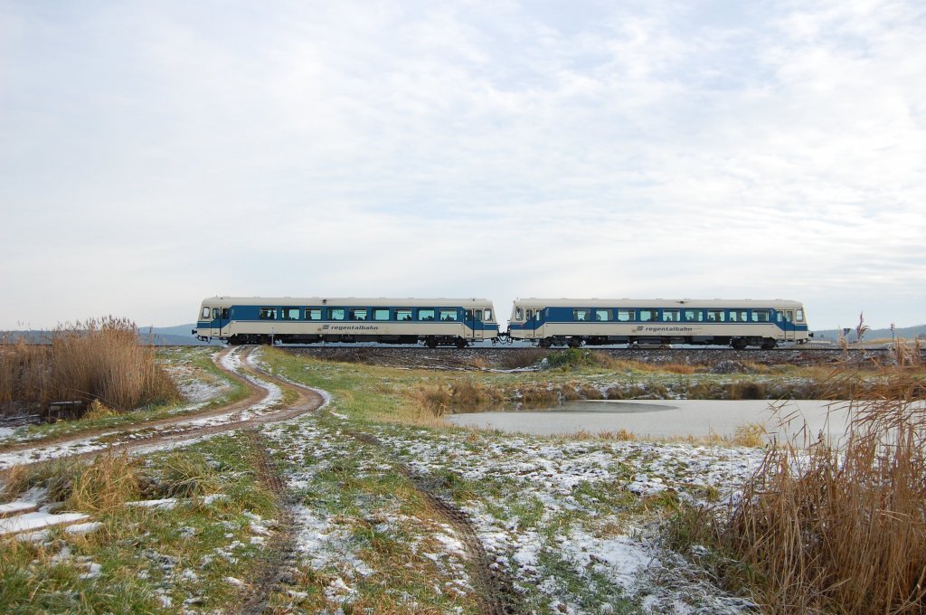 VT 08 + VT 02 als DPN 91800 am 28.11.2010 bei Schweighof (Strecke Amberg-Schnaittenbach) Veranstalter dieser Fahrten war der neugegrndete verein Amberger-Kaolinbahn.