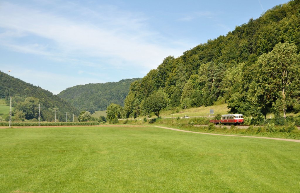VT 08  der HZL der an die SAB(Schwbische Alb-Bahn)vermietet ist,im Sonntglichen Ausflugsverkehr von Mnsingen nach Schelklingen.Bild Aufgenommen bei Htten am 12.8.2012