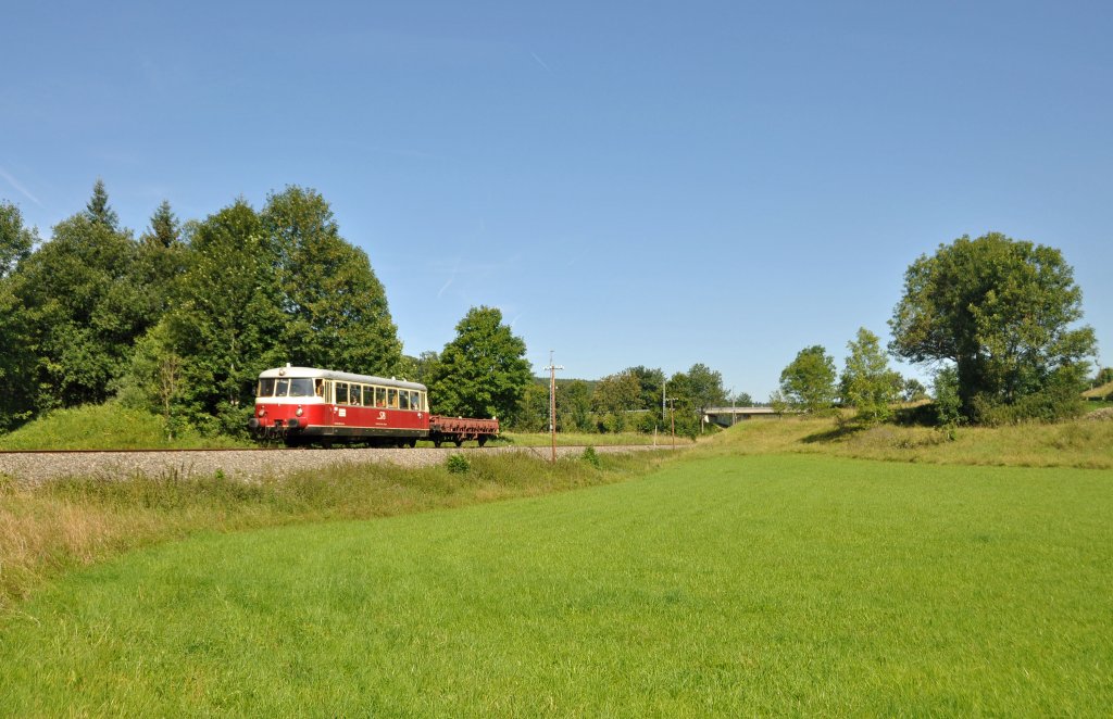 VT 08 der HZL der an die SAB(Schwbische Alb-Bahn)vermietet ist im Sonntglichen Ausflugsverkehr von Mnsingen nach Schelklingen..Bild entstand bei Mnsingen am 12.8.2012.Der Flachwagen dient als Fahradwagen auf dem ein Radstnder montiert ist.