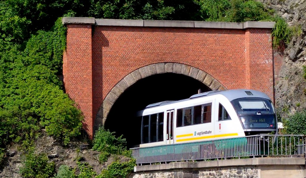 VT 10( VBG 81036 )Vogtlandbahn in Greiz fhrt in den Tunnel ein. Foto 11.07.12