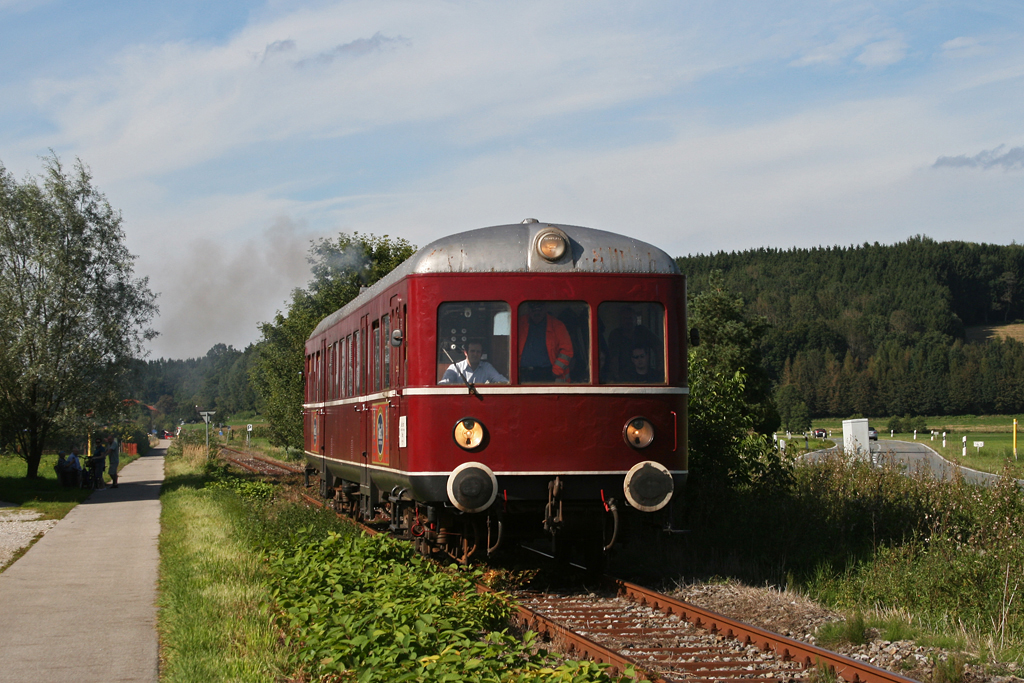 VT 103 der Chiemgauer Lokalbahn am 12.09.2010 bei Bad Endorf.