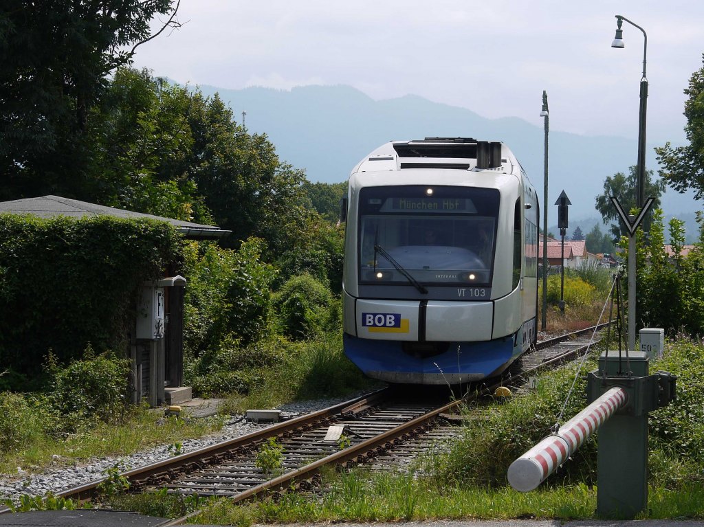 VT 103 (ein Integral) als BOB 86872 nach Mnchen bei Ausfahrt aus Lenggries am B Isarstrae; 04.08.2012
