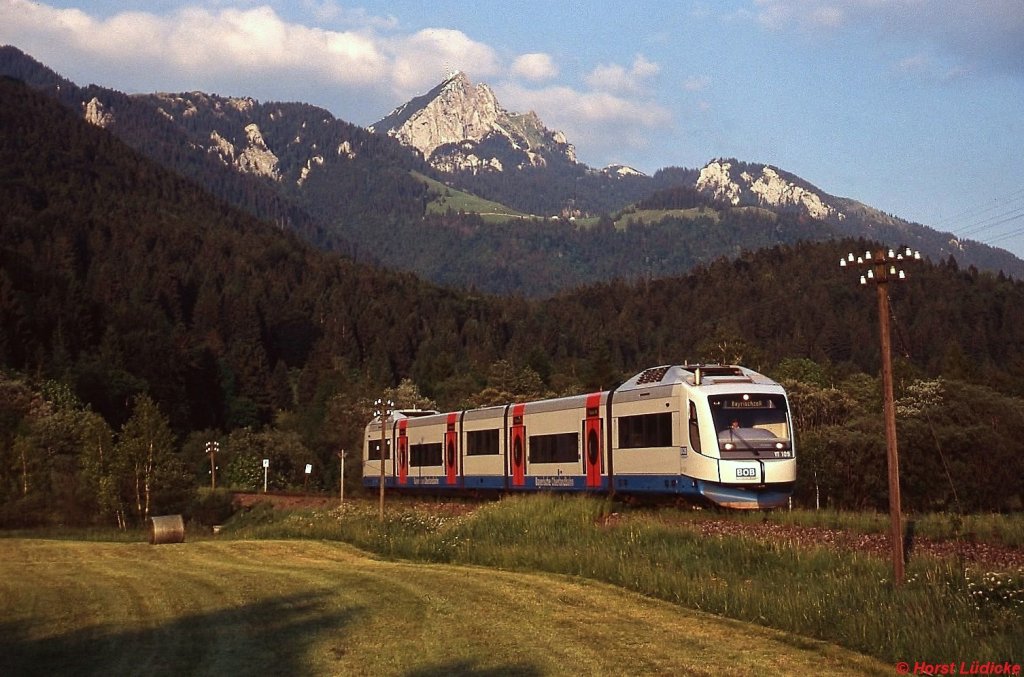 VT 109 der BOB hat gleich den Bahnhof Fischbachau erreicht (Juli 2003). Die Zugzielanzeige  Bayrischzell  ist falsch, der Triebwagen fährt nach München.