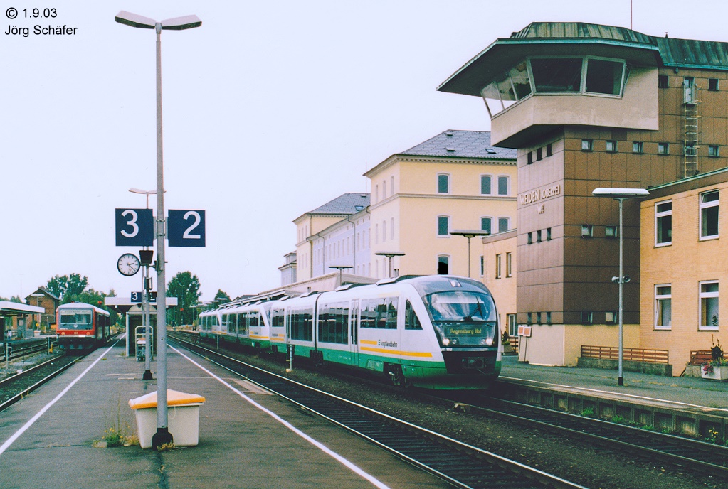 VT 11 fhrt am 1.9.03 mit zwei weiteren Arriva-Desiros als RB nach Regensburg am Fahrdienstleiterstellwerk in Weiden vorbei.