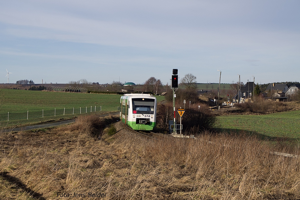 VT 110 der Sdthringenbahn als EB 37639 Saalfeld-Blankenstein am 29.12.2012 bei Unterlemnitz.