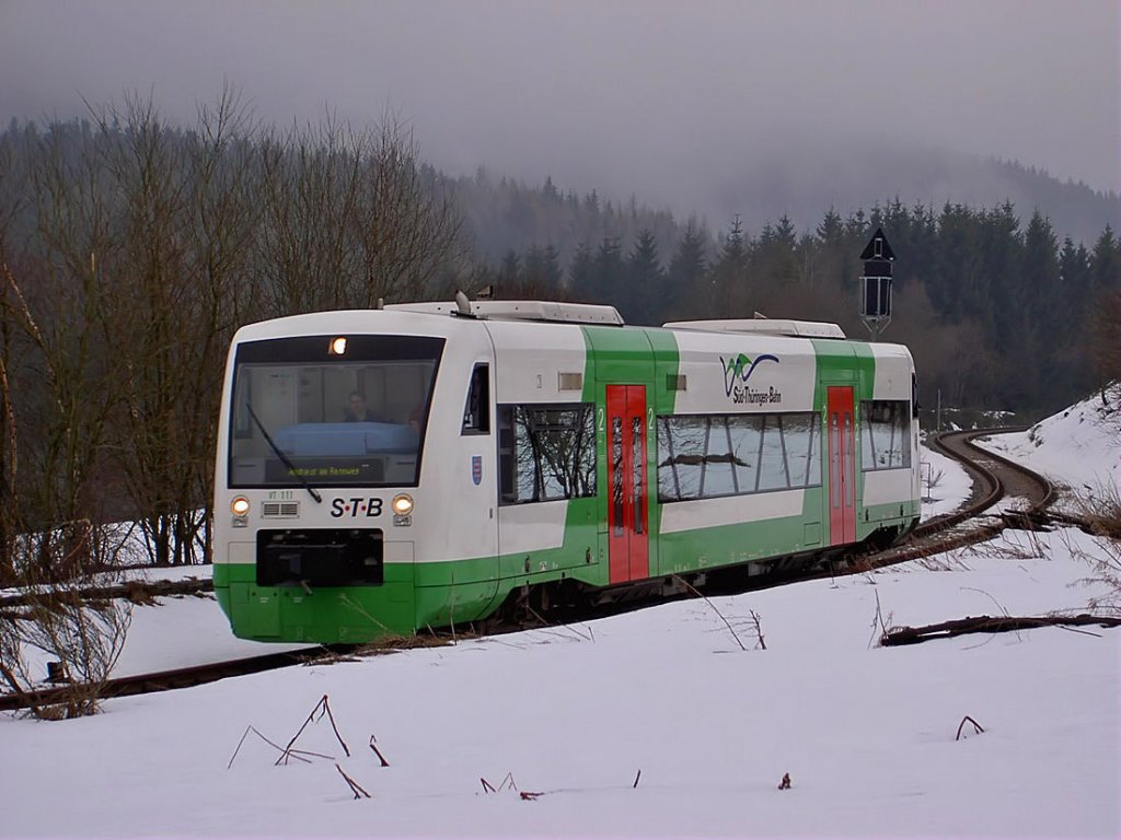 VT 111 der Sd-Thringen-Bahn hat im November 2003 fast den Bahnhof Ernsthal erreicht