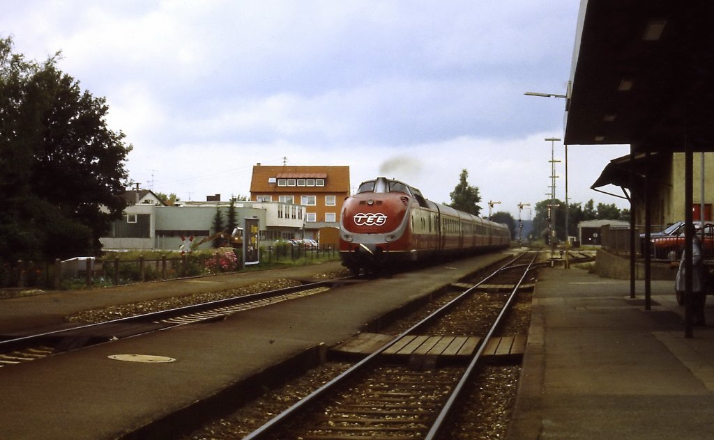 VT 11.5 durchfhrt als  Alpen-See-Express  (Sommer 1980 bis April 1988) den Bf.Illertissen im Frhjahr 1985??