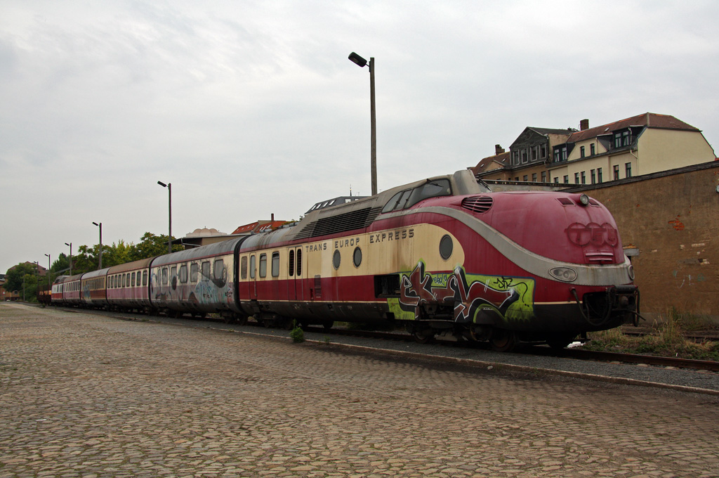VT 11.5 wartet am 13.08.2010 in Leipzig auf seine berfhrung nach Augsburg am darauffolgenden Tag. Da in diversen Eisenbahnforen die Diskussion hei luft wie es ihm hier ergangen ist, mchte ich noch kurz darauf hinweisen, da er in genau diesem Zustand zwischen November 2005 und Mrz 2006 nach Leipzig kam.