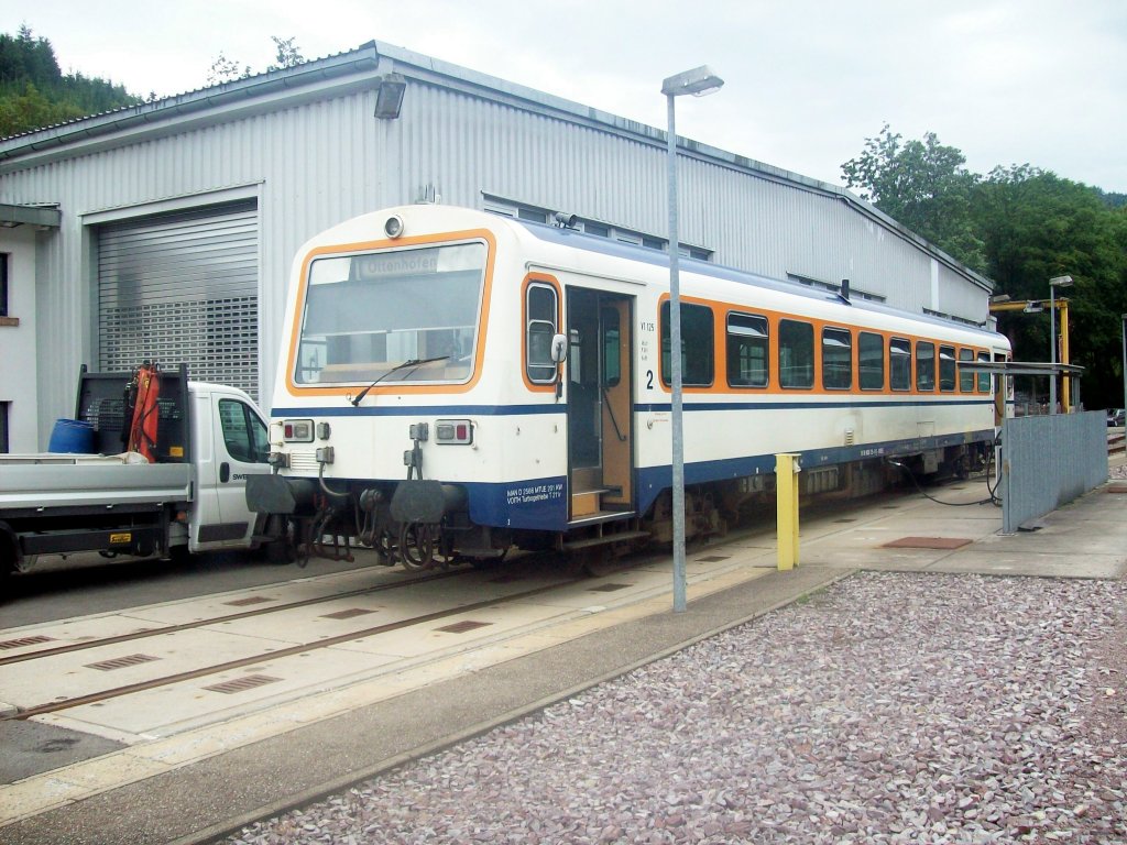 VT 125 der Achertalbahn ist am Nachmittag des 03.08.11 von seiner ersten Nachmittagszugleistung von Achern in seinem Heimatbahnhof Ottenhfen im Schwarzwald angekommen.Hier steht er zur Betankung neben dem Lokschuppen.