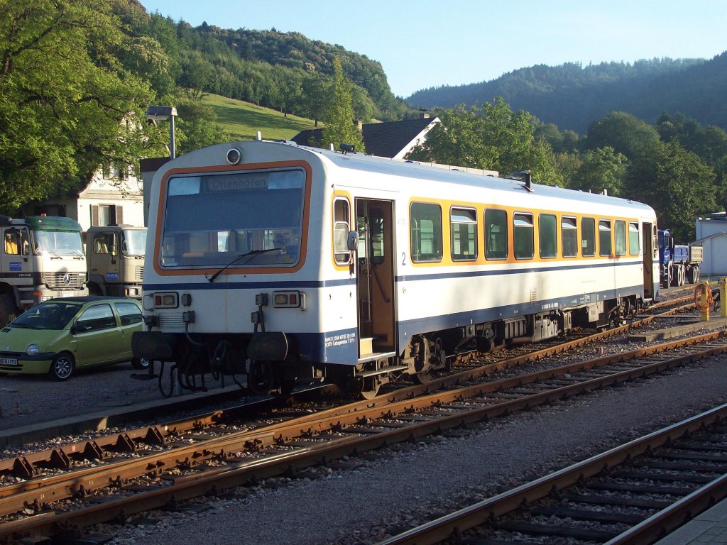 VT 125 der Achertalbahn steht am Abend des 27.06.11 in seinem Heimat-Bw Ottenhfen in der Abendsonne des Schwarzwaldes.Er wird in krze zur letzten Zugleistung des Tages nach Achern fahren und danach seinen Tageseinsatz im Bw-Ottenhfen beenden.