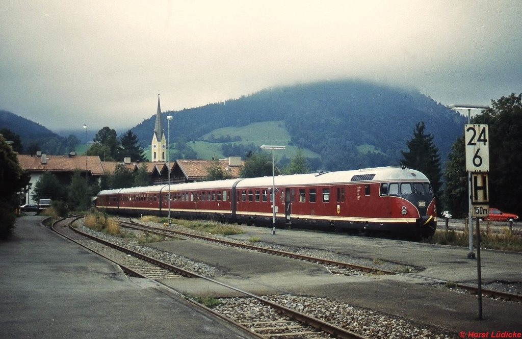 VT 12.5  Stuttgarter Rssle  im Juni 1991 im Bahnhof Schliersee. Schon damals war die Nutzung des hinteren Bahnhofsteils die absolute Ausnahme. Ein Lokumsetzen war nicht ntig, da ausschlielich 218-gefhrte Wendezge verkehrten. Frher fhrten die Gleise weiter zum Lokschuppen, der sich etwa an der Stelle des links sichtbaren Wohnhauses befand. Heute sind die Gleise verschwunden, dort befindet sich eine Grnflche. Der Zugang zum Bahnsteig verluft jetzt ungefhr in Hhe des asphaltierten Weges. 