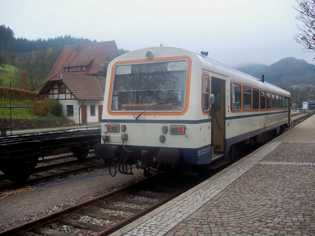 VT 125 der SWEG Ottenhfen ist am Nachmittag des 15.11.11 von seiner ersten Nachmittagszugleistung in seinem Heimatbahnhof angekommen.Hier steht er am Bahnsteig zur nchsten Fahrt nach Achern bereit.