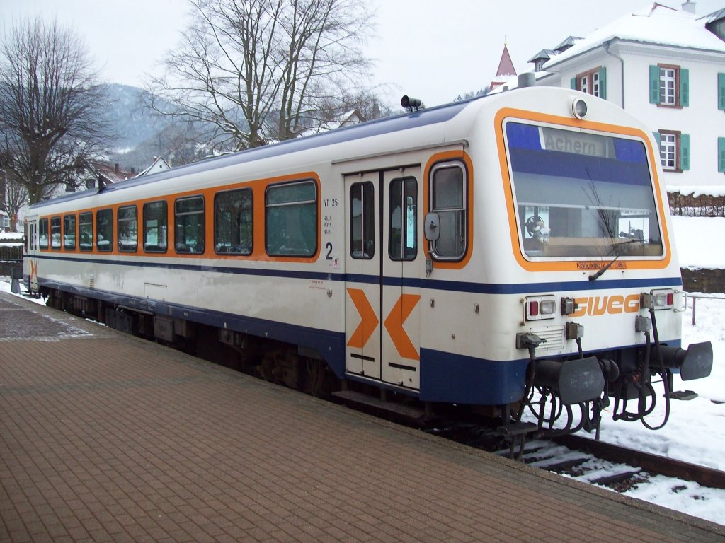 VT 125 der SWEG Ottenhfen steht am 20.02.2009 am Bahnsteig seines Heimatbahnhofs Ottenhfen im Schwarzwald.Er wartet auf die Abfahrt nach Achern.
