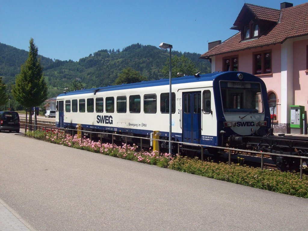 VT 127 der SWEG Endingen steht am Nachmittag des 27.06.11 im Bahnhof Ottenhfen im Schwarzwald abgestellt.
