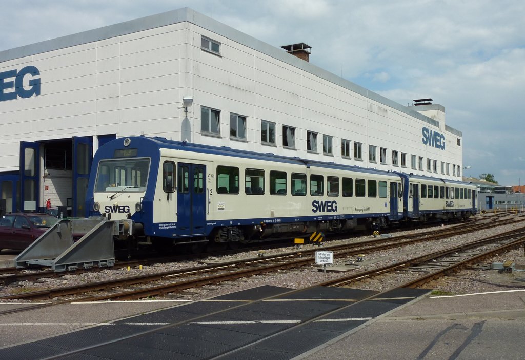 VT 129 und VT 126 pausieren am 28.07.2011 neben der Betriebswerkstatt in Endingen.