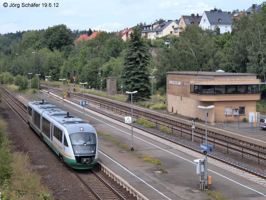 VT 13 der Vogtlandbahn fhrt am 19.6.12 als RB nach Regensburg in den Inselbahnhof Oberkotzau ein. Hinter dem massiven Stellwerk rechts liegen die Gleise Richtung Selb.