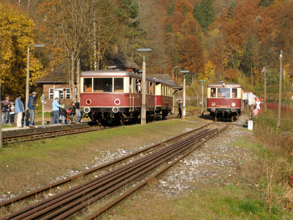 VT 135 der DFS umfhrt am letzten Plantag am 31.10.10 seine beiden Beiwgen in Beringersmhle