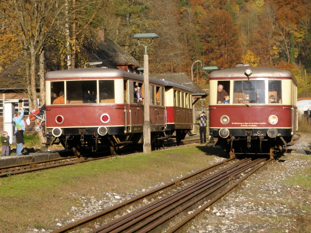 VT 135 der DFS umfhrt am letzten Plantag am 31.10.10 seine beiden Beiwgen in Beringersmhle