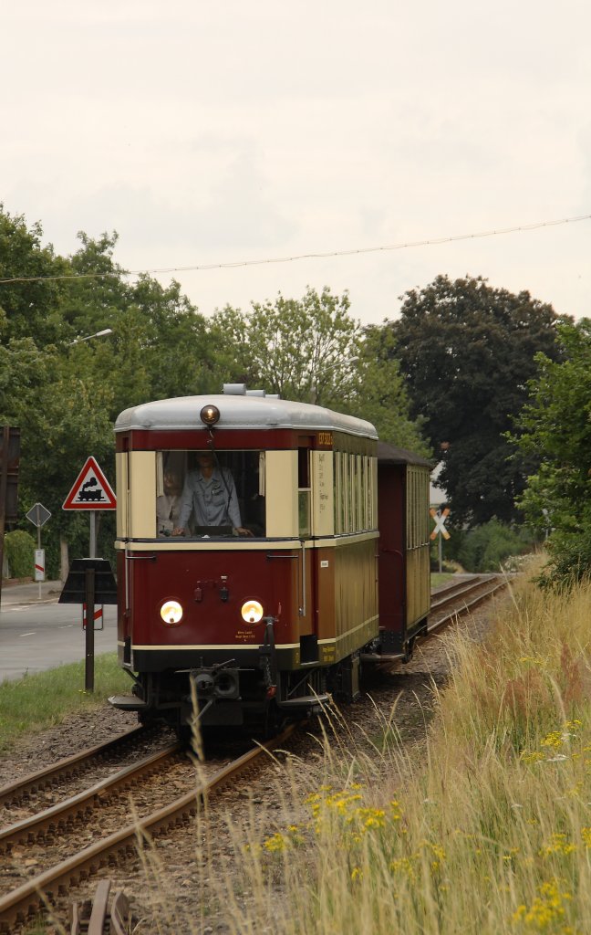 VT 137 322 im Oschatz Stadtgebiet, im ehemaligen Dreischienengleis. (26.06.2011) 

