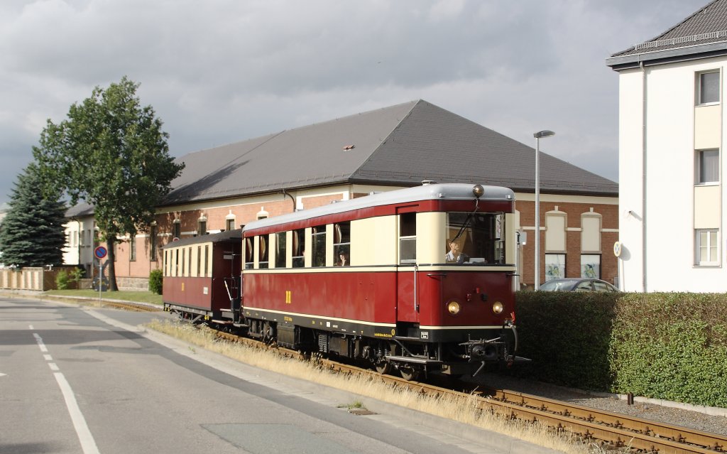 VT 137 322 im Oschatz Stadtgebiet, im ehemaligen Dreischienengleis. (26.06.2011) 

