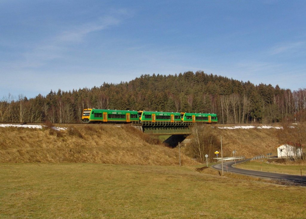 VT 15 + VT 21 + VT 26 als RB 59820 von Plattling nach Bayerisch Eisenstein am 10.02.2007 unterwegs bei Triefenried.