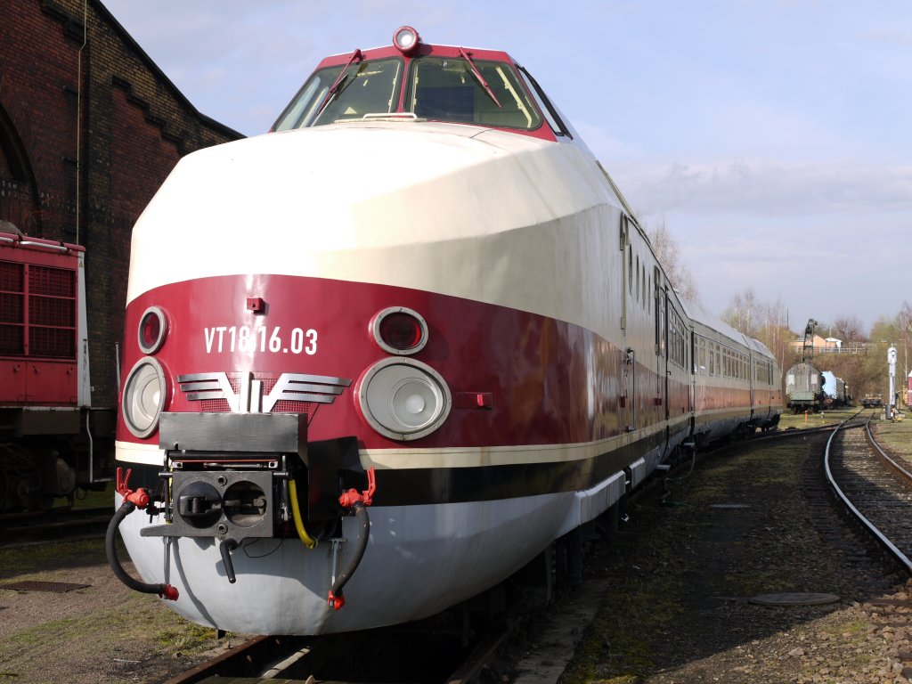 VT 18.16.03, mit V180er Dieselmotoren in den beiden Triebk�pfen, am 30.03.2010 im S�chsischen Eisenbahnmuseum Chemnitz-Hilbersdorf