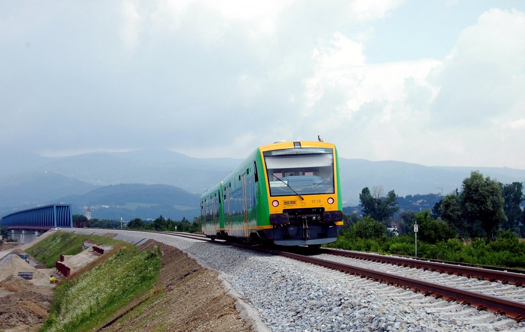 VT 19 am Zugschluss einer RB von Plattling nach Bayerisch Eisenstein kurz vor der Donauberquerung bei Deggendorf. 05.07.2010