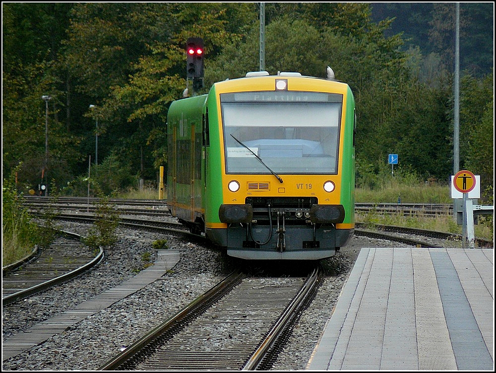 VT 19 der Regentalbahn erreicht am 15.09.2010 den Bahnhof von Zwiesel. (Hans)