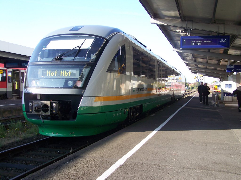 VT 19 der Vogtlandbahn auf den Weg nach Hof Hbf. Hier beim Zwischenstopp des Zuges im Bahnhof Weiden (Oberpf).