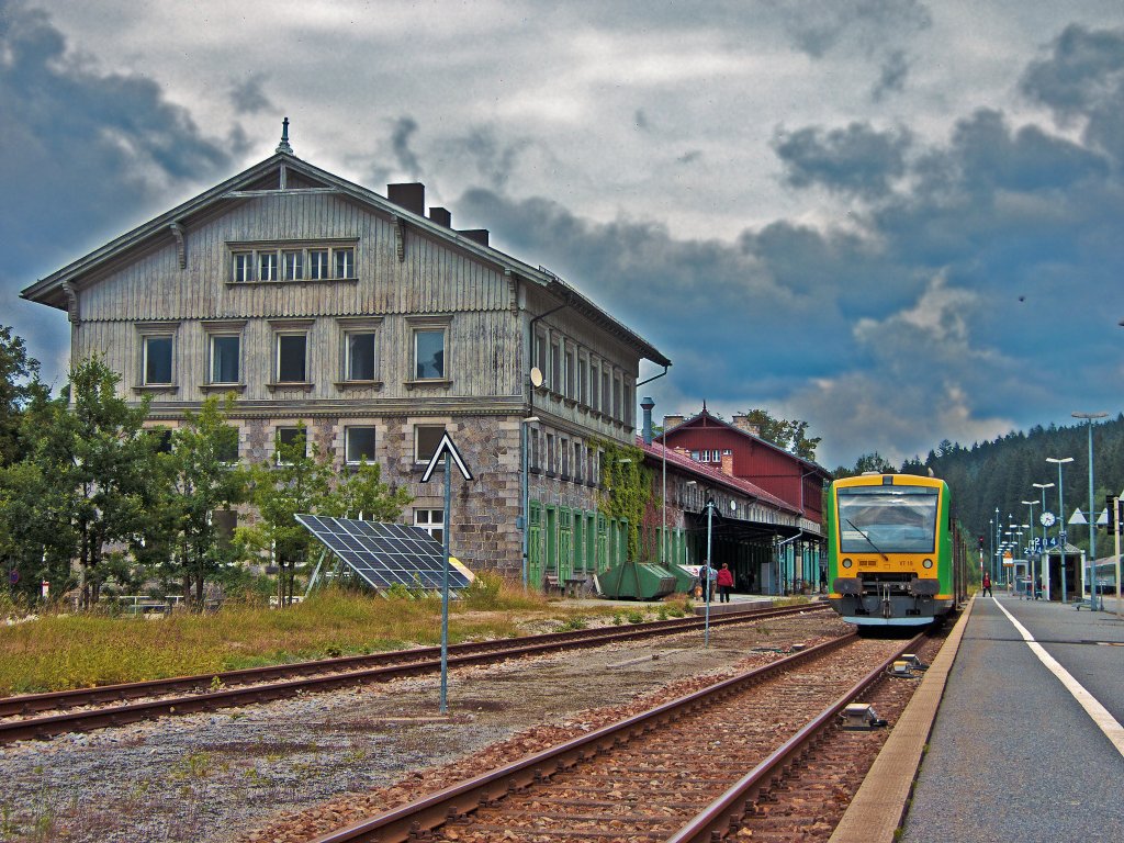 VT 19 und VT 15 am 18.07.2010 in Bayerisch Eisenstein. Links das alte Bahnhofsgebude mit dem tschechischen Teil im Hintergrund.