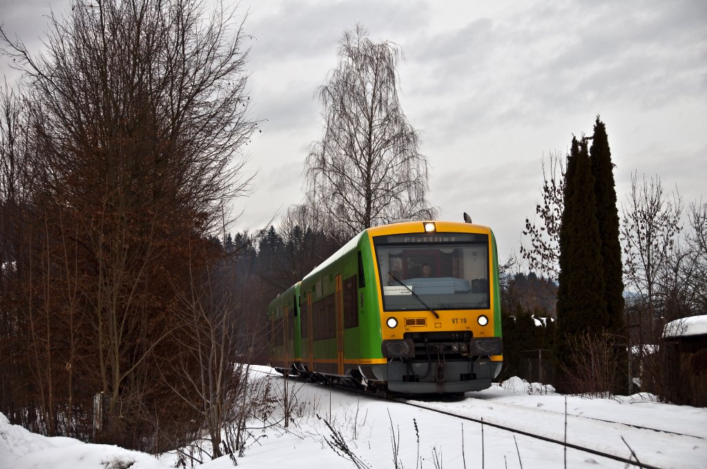 VT 19 und VT 24 als RB von Bayerisch Eisenstein nach Plattling, am 21.12.2010 kurz vor Deggendorf Hbf.