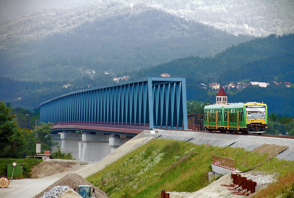 VT 19 und VT23 �berqueren am 15.07.2010 gleich die neue Donaubr�cke bei Deggendorf.