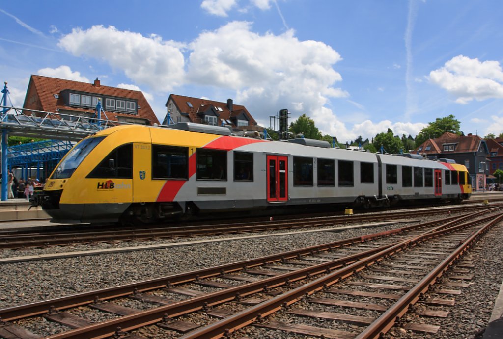 VT 203 ALSTOM Coradia LINT 41 (DB-Baureihe 648) der TSB (Taunusbahn) bzw. HLB  (Hessische Landesbahn) fährt am 12.06.2011 von Frankfurt kommend in den Bahnhof Königstein/Taunus ein.