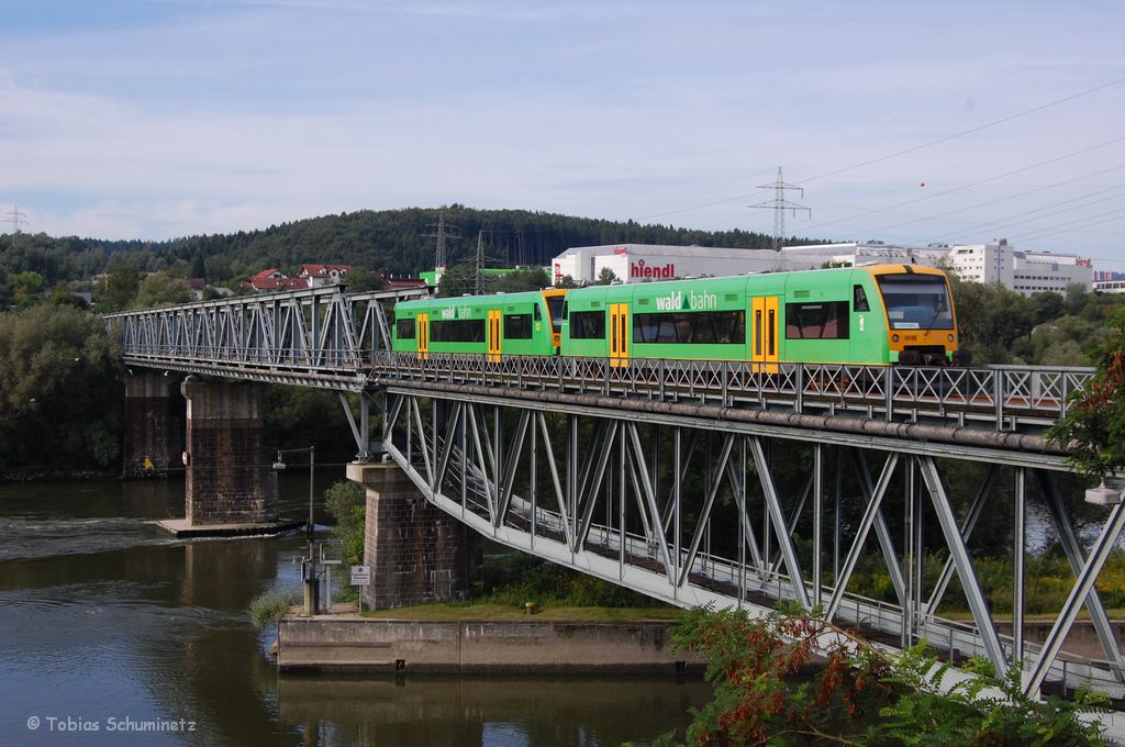VT 21 + VT 15 der Waldbahn am 14.08.2011 auf der Kachlet-Brcke der Ilztalbahn bei Passau.